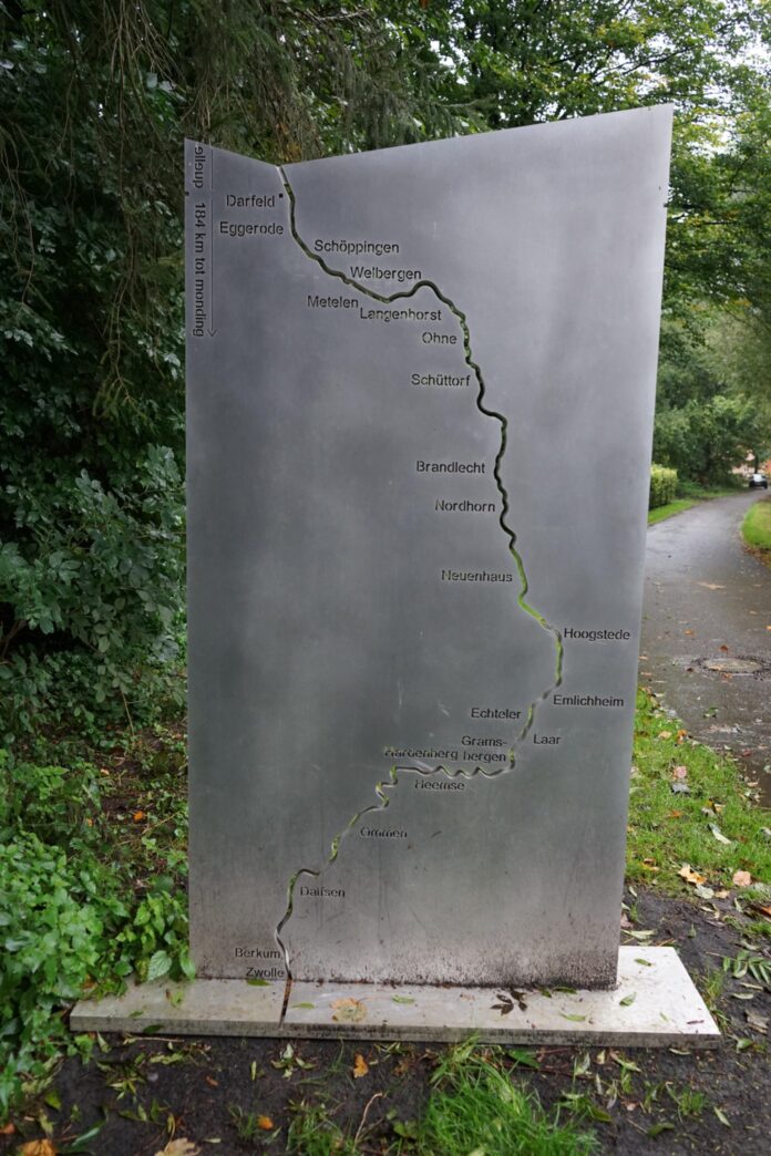 De oorsprong van regenwaterrivier De Overijsselse Vecht ligt in het Duitse Darfeld. Ruim tweehonderd kilometer verder mondt het riviertje ten noorden van Zwolle uit in het Zwarte Water.